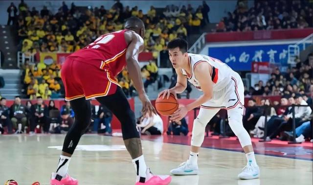 广州队横扫四川队,郭艾伦点燃赛场 广州队横扫四川队,郭艾伦点燃赛场