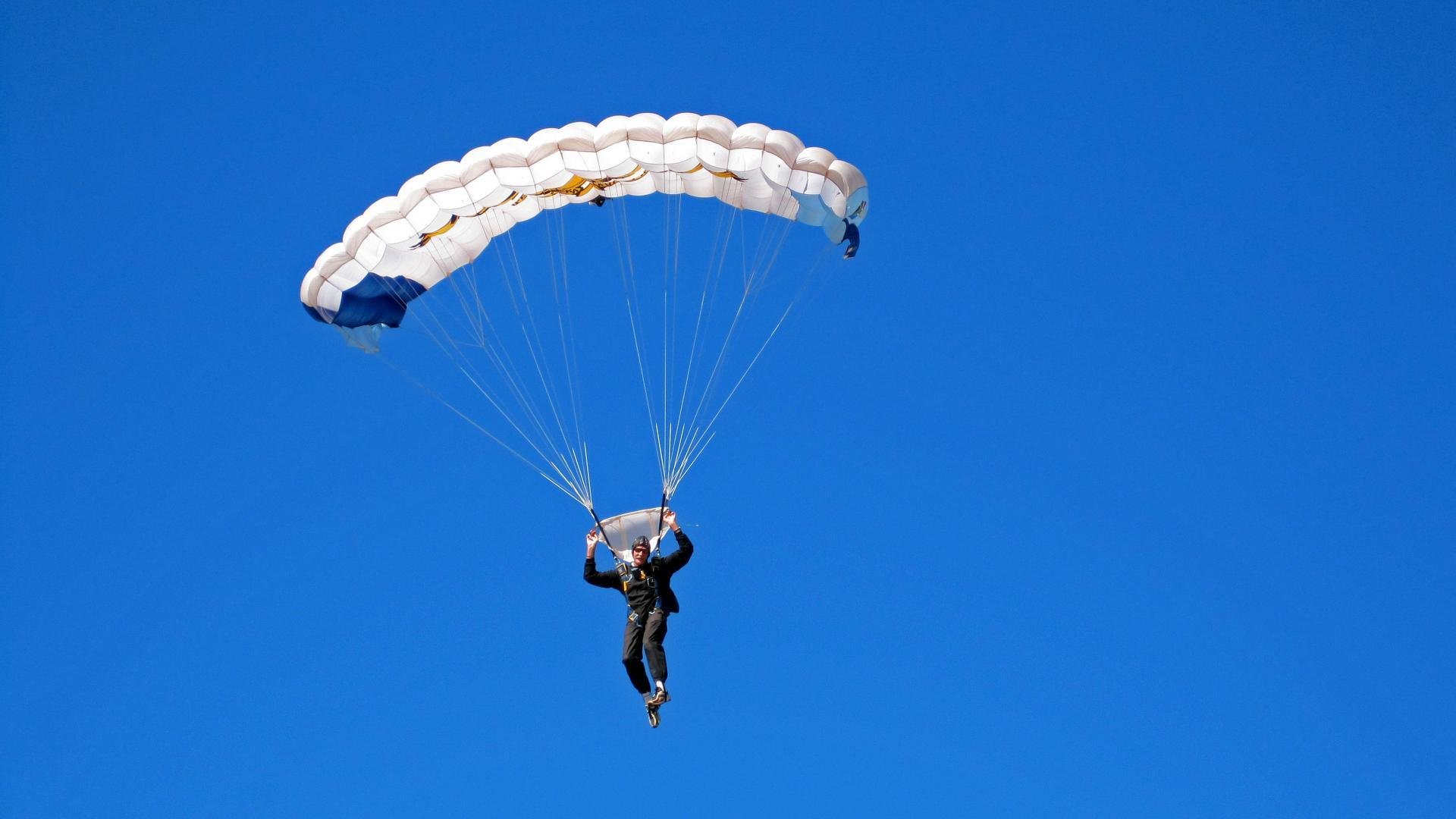 速度的赛场,决胜的新疆—当F1争冠赛化身为绝杀魔术
